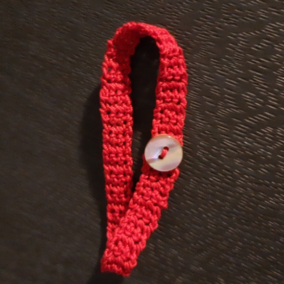 Red Crocheted Bransolete - Picture 3 of 3